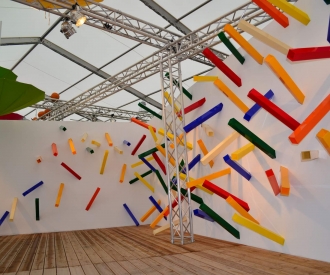 Mikadi im Quadrat 2012. 89 in die Wand eingelassene quadratische Plexiglasstäbe 8 meter X 3 meter
